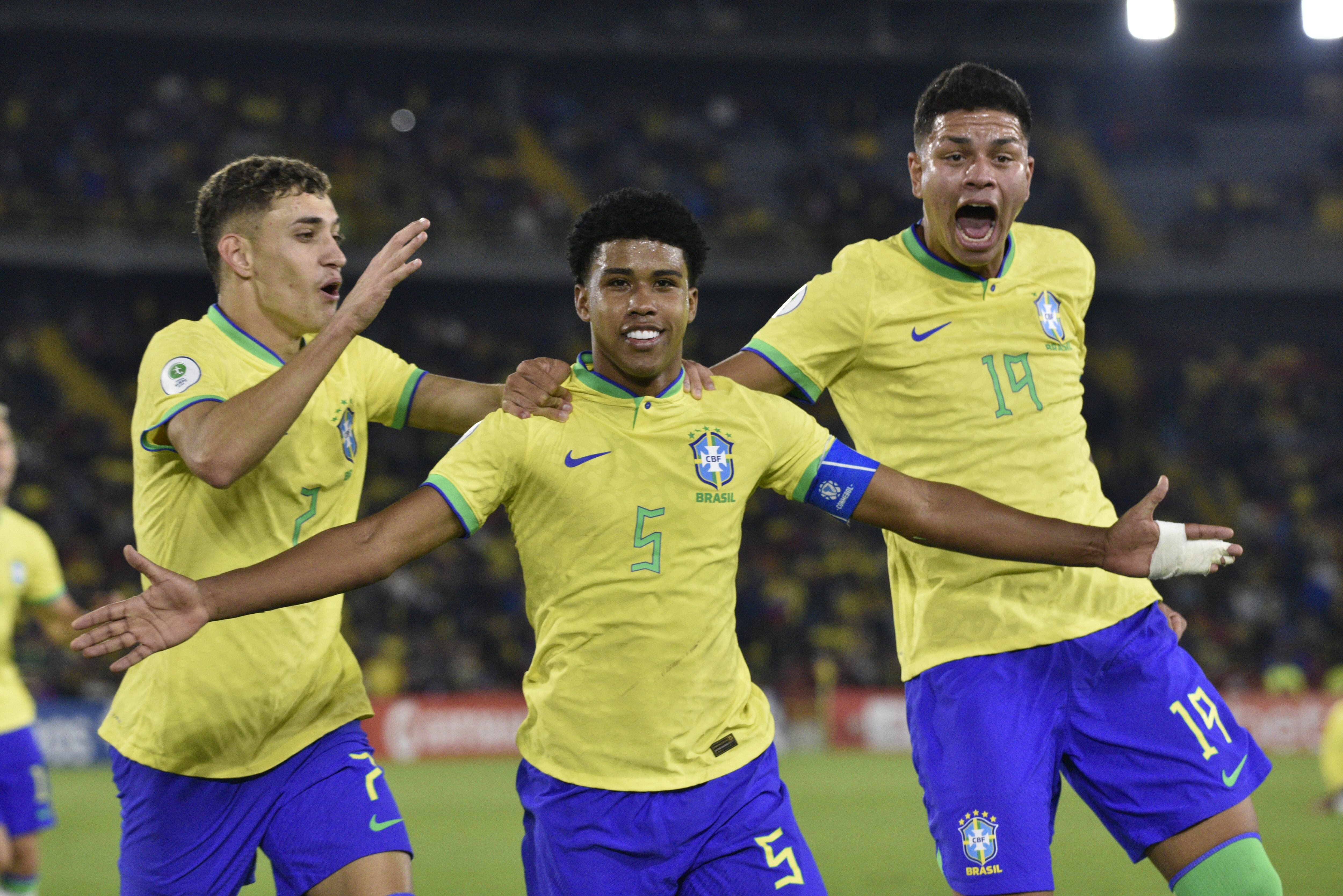 Andrey Santos (C) festeja el gol definitivo para Brasil ante Ecuador. (Photo by Guillermo Legaria Schweizer/Getty Images)