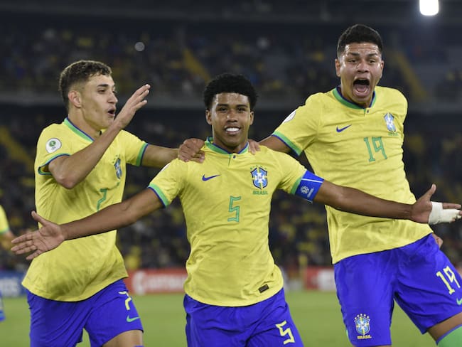 Andrey Santos (C) festeja el gol definitivo para Brasil ante Ecuador. (Photo by Guillermo Legaria Schweizer/Getty Images)
