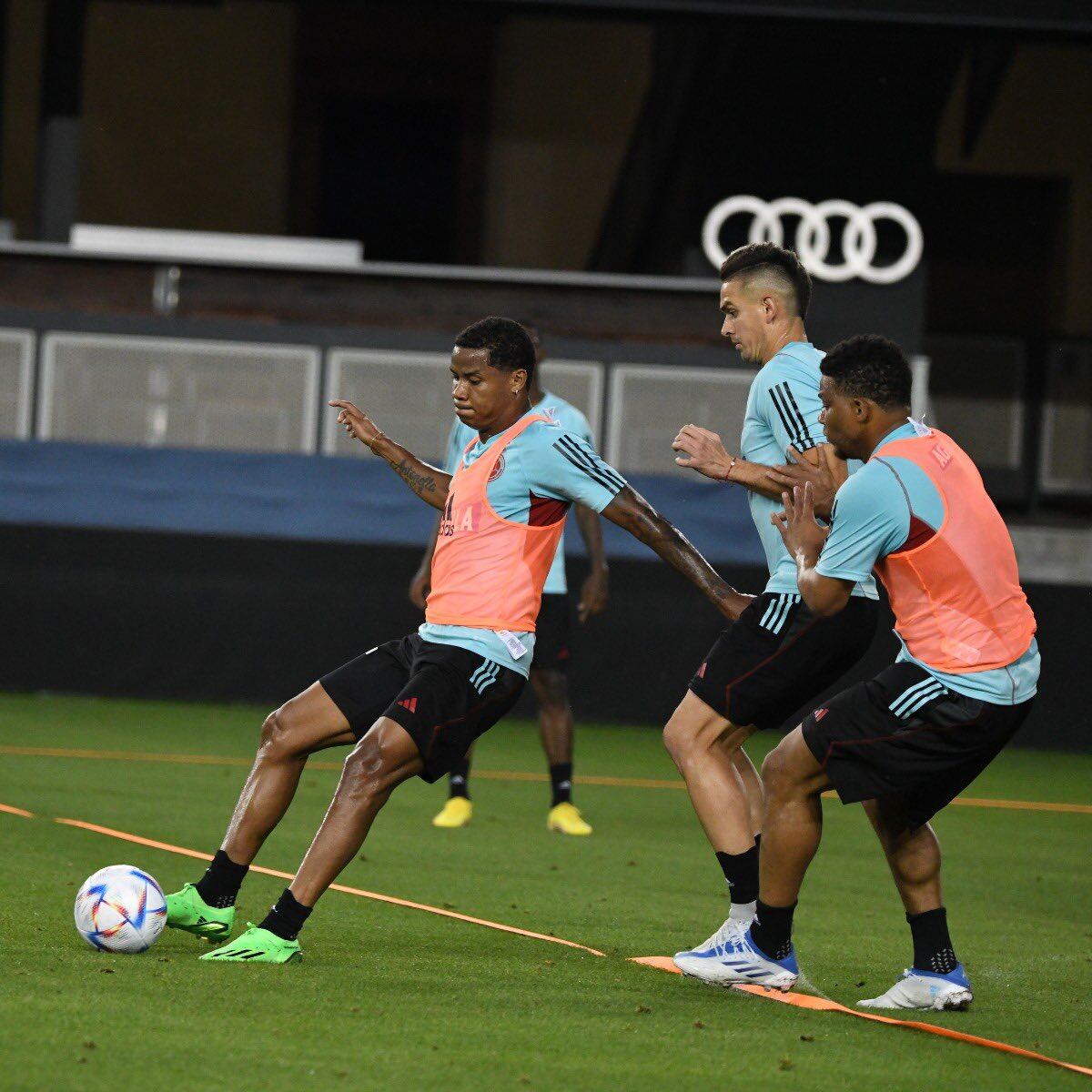 Rafael Santos Borré, Wilmar Barrios y Frank Fabra entrenan con la Selección Colombia / @FCFSeleccionCol.