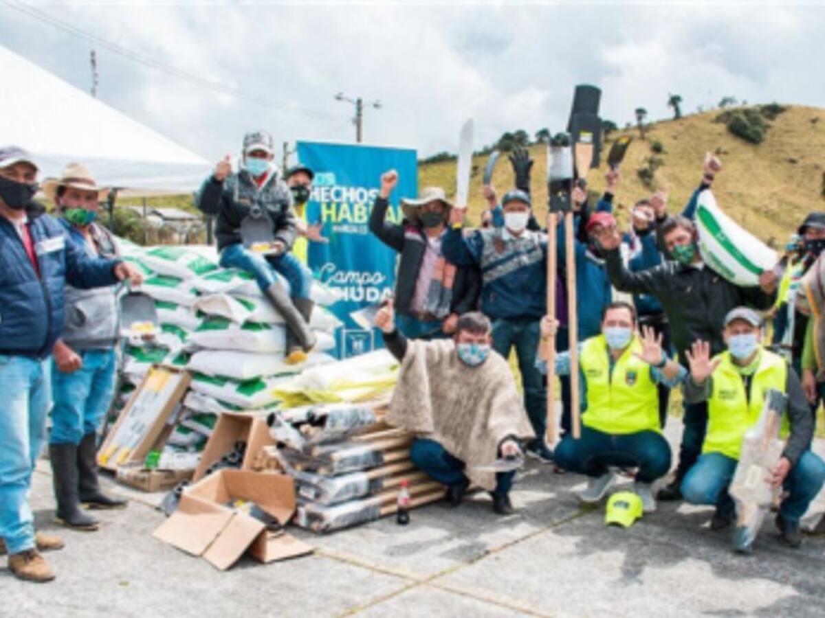 Alcaldía entregó ayudas a paperos del sector El Desquite