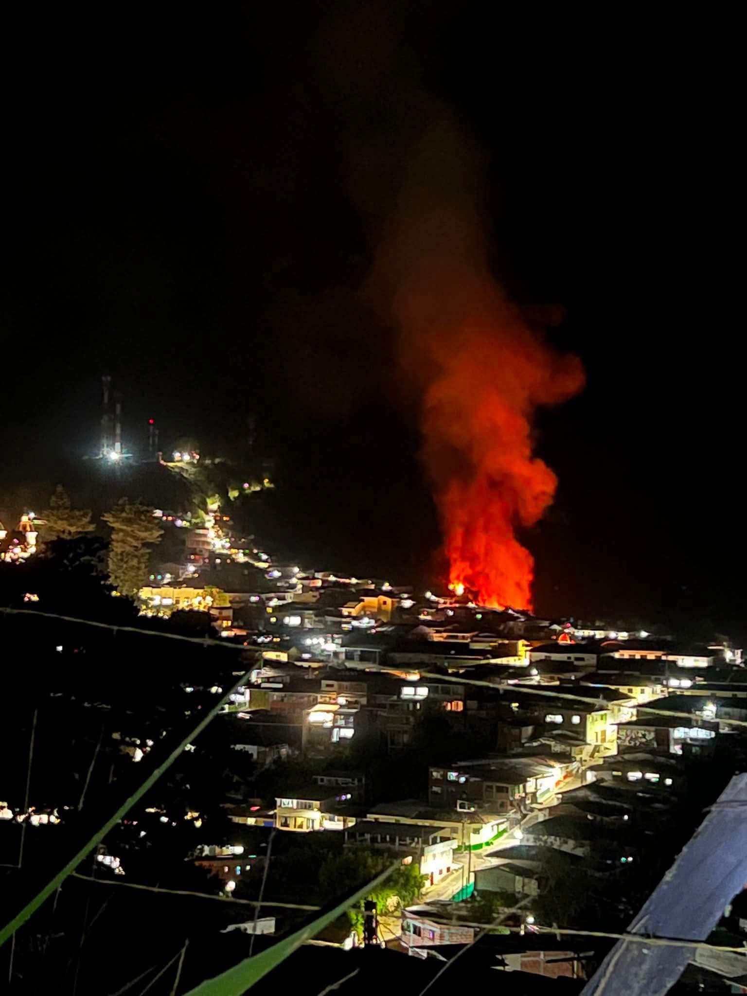 Incendio en el cerro de Monserrate, en Aguadas, Caldas. Foto: Brumas casa audiovisual.