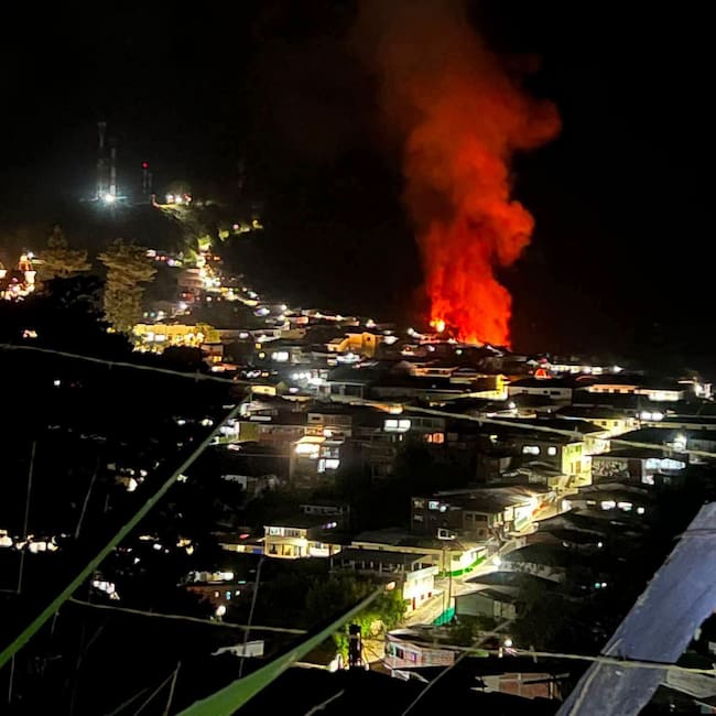 Incendio en el cerro de Monserrate, en Aguadas, Caldas. Foto: Brumas casa audiovisual.