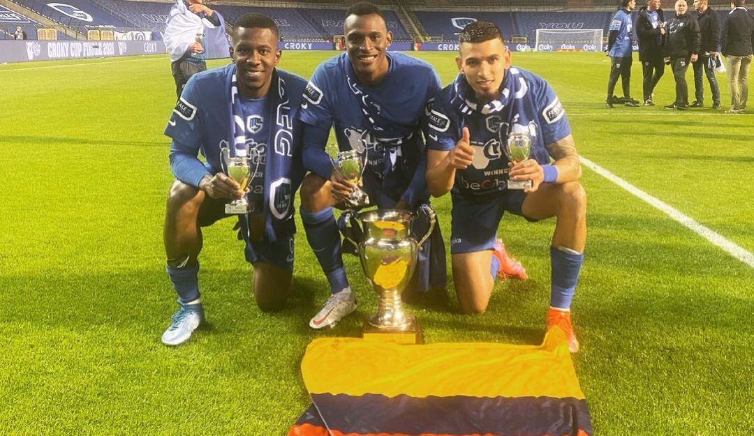 Carlos Cuesta, Jhon Lucumí y Daniel Muñoz, futbolistas colombianos que actuan en el Genk de Bélgica