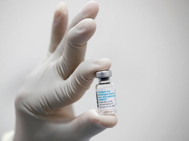 Bangkok (Thailand), 23/08/2024.- A Thai health official prepares an Mpox vaccine during an Mpox vaccination service at Queen Saovabha Memorial Institute in Bangkok, Thailand, 23 August 2024. Thailand public health authorities are on alert after the Department of Disease Control announced that a 66-year-old European male patient who arrived in Bangkok from an unnamed African country on 14 August 2024 tested positive and infected with the new mutated strain of the Clade 1B Mpox deadlier virus to become the first country in Asia and second outside Africa. (Tailandia) EFE/EPA/RUNGROJ YONGRIT