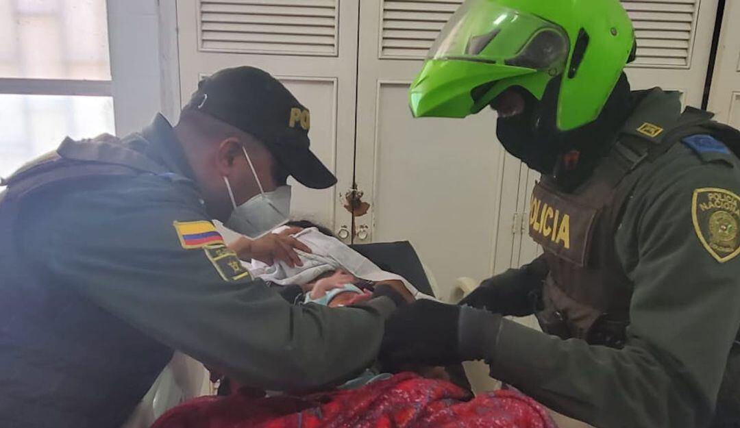 Patrulleros ayudaron a traer al mundo a un recién nacido