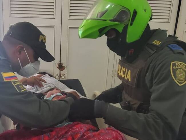Patrulleros ayudaron a traer al mundo a un recién nacido