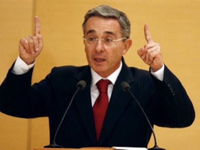 Uribe dijo en Maicao que no está apoyando a ningún candidato venezolano