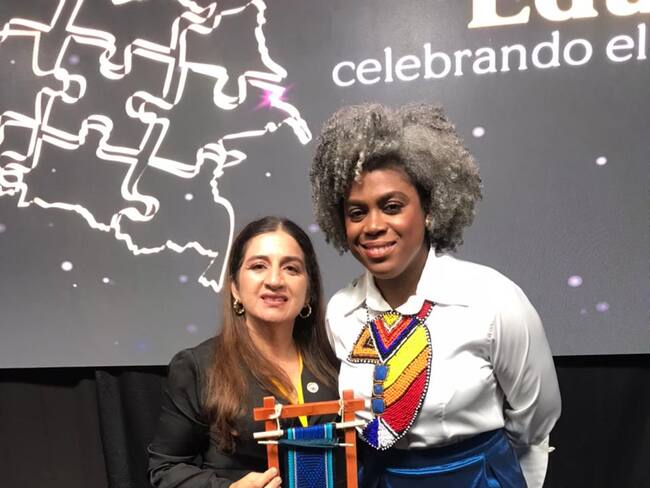 Por su parte, la docente galardonada Ana Yibe Torres Rojas, expresó que este merecimiento se debe al mérito de trabajo en equipo en la Institución Educativa Bordones para disminuir la mortandad de abejas en la agricultura, especialmente en la producción de panela en el municipio de Isnos.