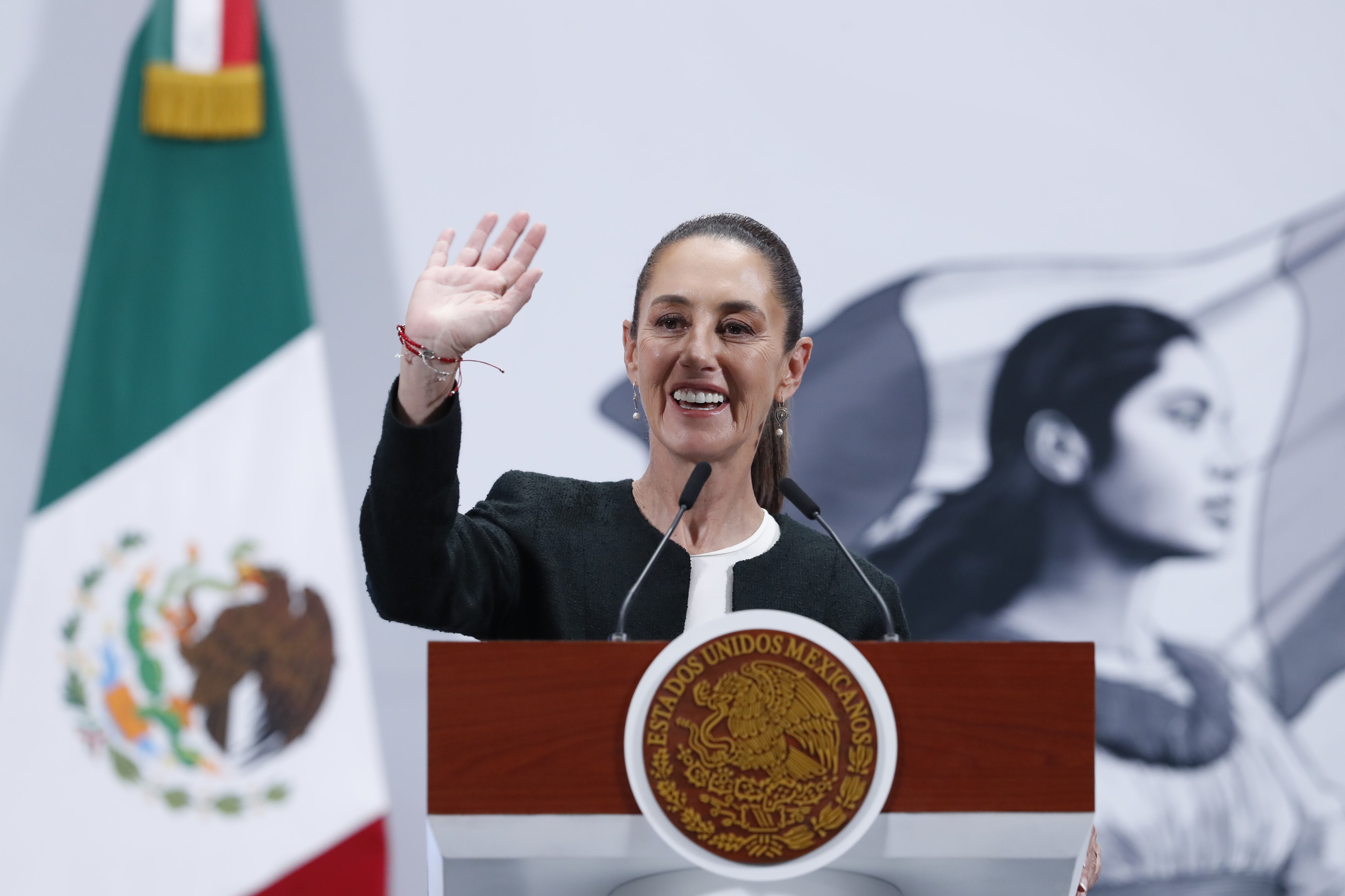 MEX5623. CIUDAD DE MÉXICO (MÉXICO), 06/03/2025.- La presidenta de México, Claudia Sheinbaum, habla durante una rueda de prensa este jueves, en Palacio Nacional en la Ciudad de México (México). Sheinbaum destacó el trabajo que ha hecho su gobierno para combatir el tráfico de drogas, especialmente fentanilo, hacia Estados Unidos el cual ayudó a llegar a un nuevo acuerdo con su homólogo, Donald Trump, para aplazar un mes más la imposición del 25 % de aranceles a productos mexicanos. EFE/Mario Guzmán