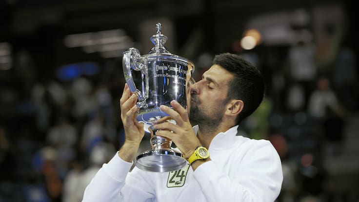 Flushing Meadows (United States), 11/09/2023.- Novak Djokovic of Serbia celebrates with his trophy after he won against Daniil Medvedev of Russia in their Men&#039;s Final match at the US Open Tennis Championships at the Flushing Meadows, New York, USA, 10 September 2023. The US Open runs from 28 August through 10 September. (Tenis, Rusia, Nueva York) EFE/EPA/CJ GUNTHER