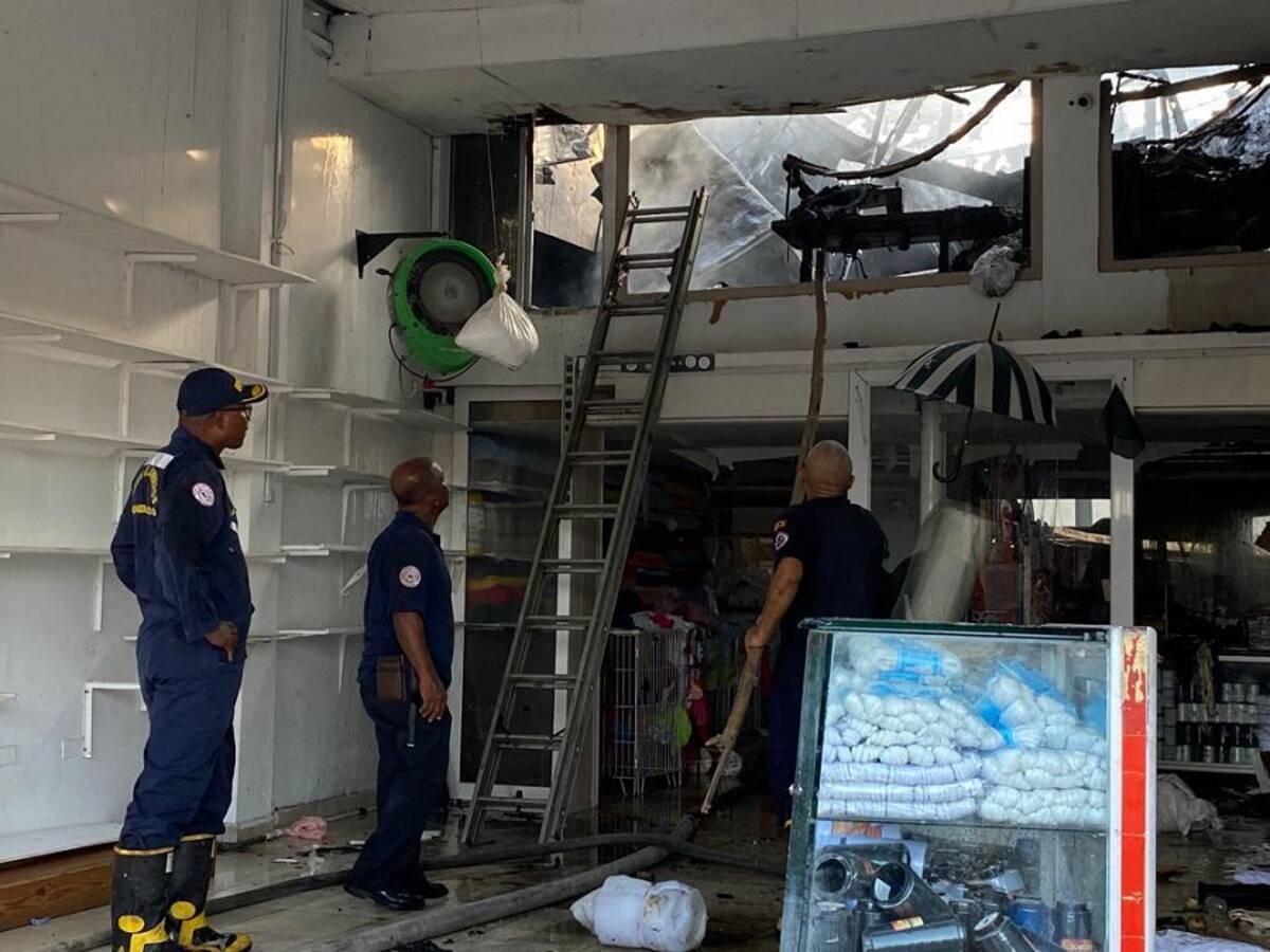 Incendio en bodega de almacén de textiles dejó daños materiales considerables