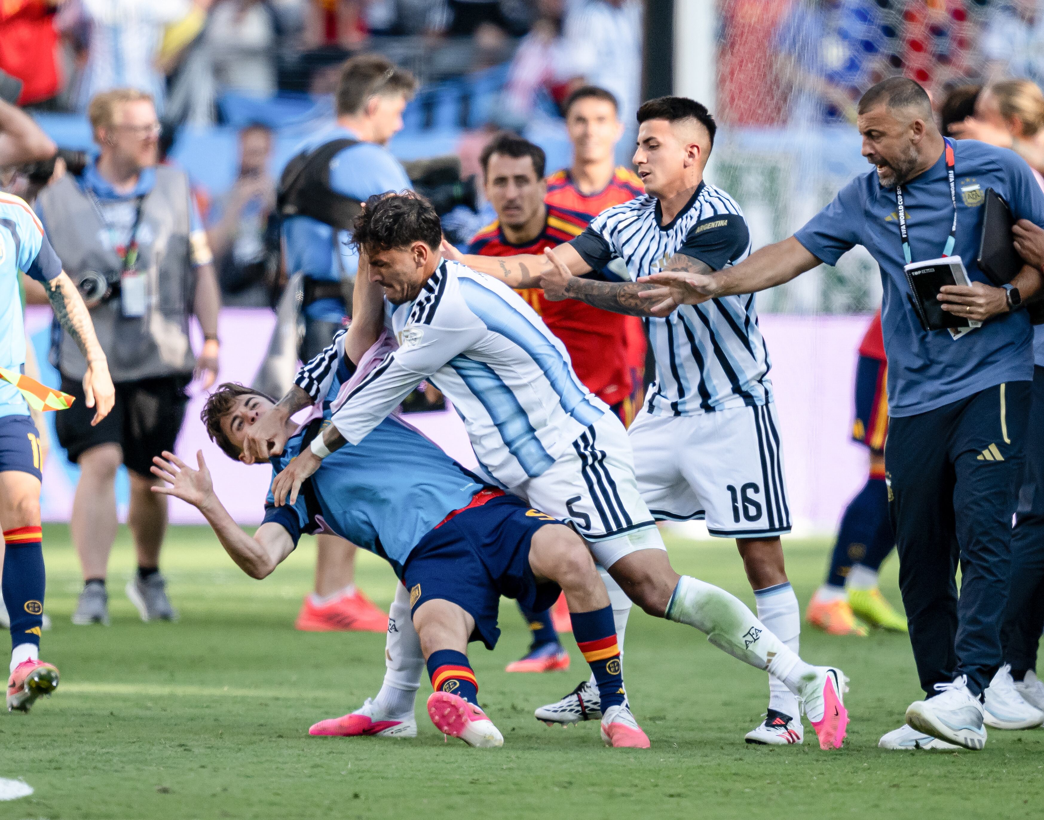 EAST RUTHERFORD, NEW JERSEY - JULY 19: Leandro Paredes of Argentina (5) gets violent against Gavi of Spain (9) after the FIFA World Cup 2026 (Photo by Marvin Ibo Guengoer - GES Sportfoto/Getty Images)