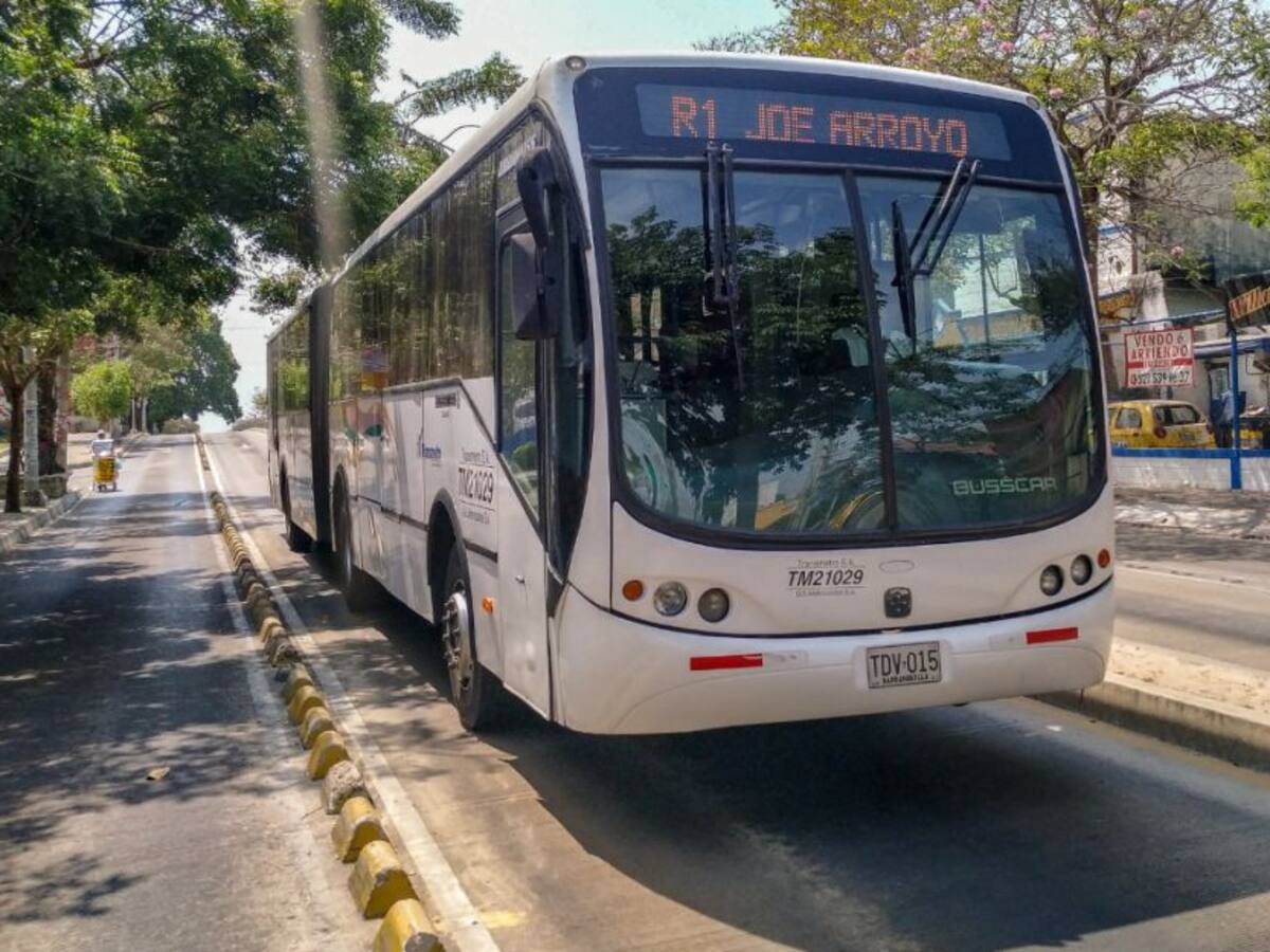 Transmetro optimiza sus rutas para movilizar a los 'héroes de bata blanca'