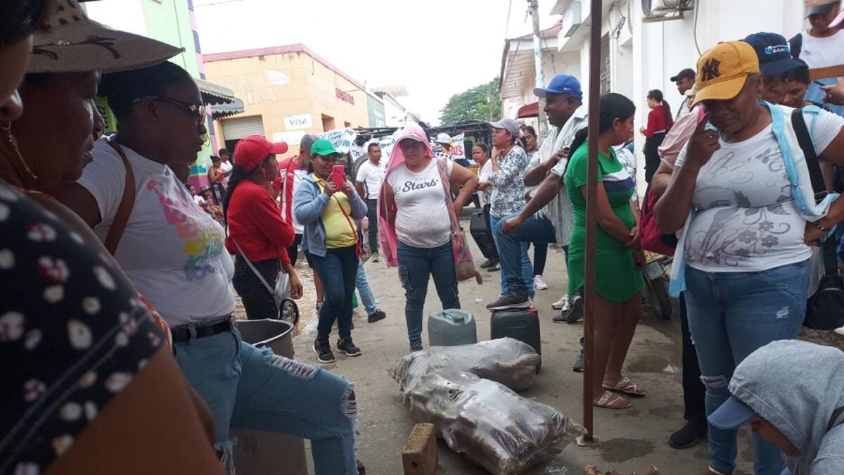 300 mujeres protestaron en las afueras del ICBF en El Carmen de Bolívar