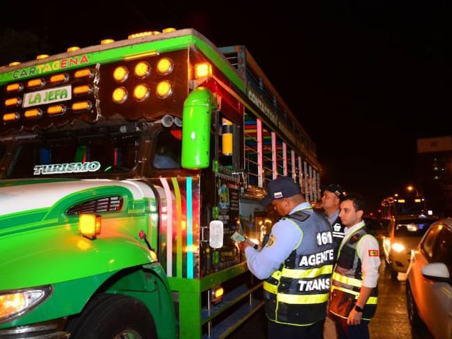 Expiden decreto para controlar buses y chivas turísticas en Cartagena