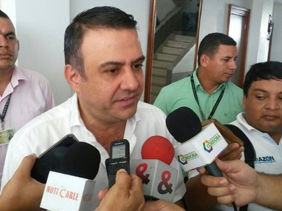 Gobernador de Córdoba asegura que no tiene orden de captura por corrupción