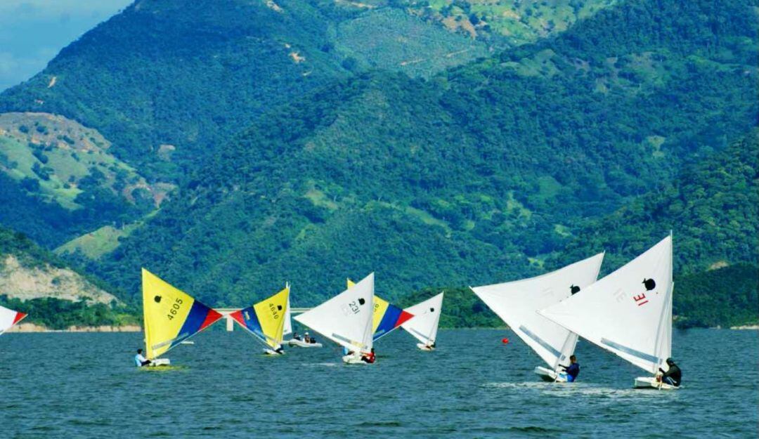 Liga de vela militar se codeó con veleristas a nivel nacional