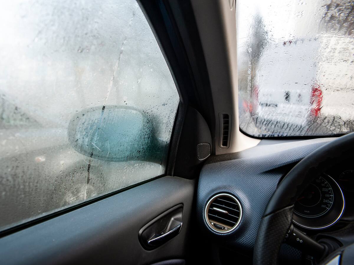 El truco de la papa para evitar que los vidrios del carro se empañen con la lluvia