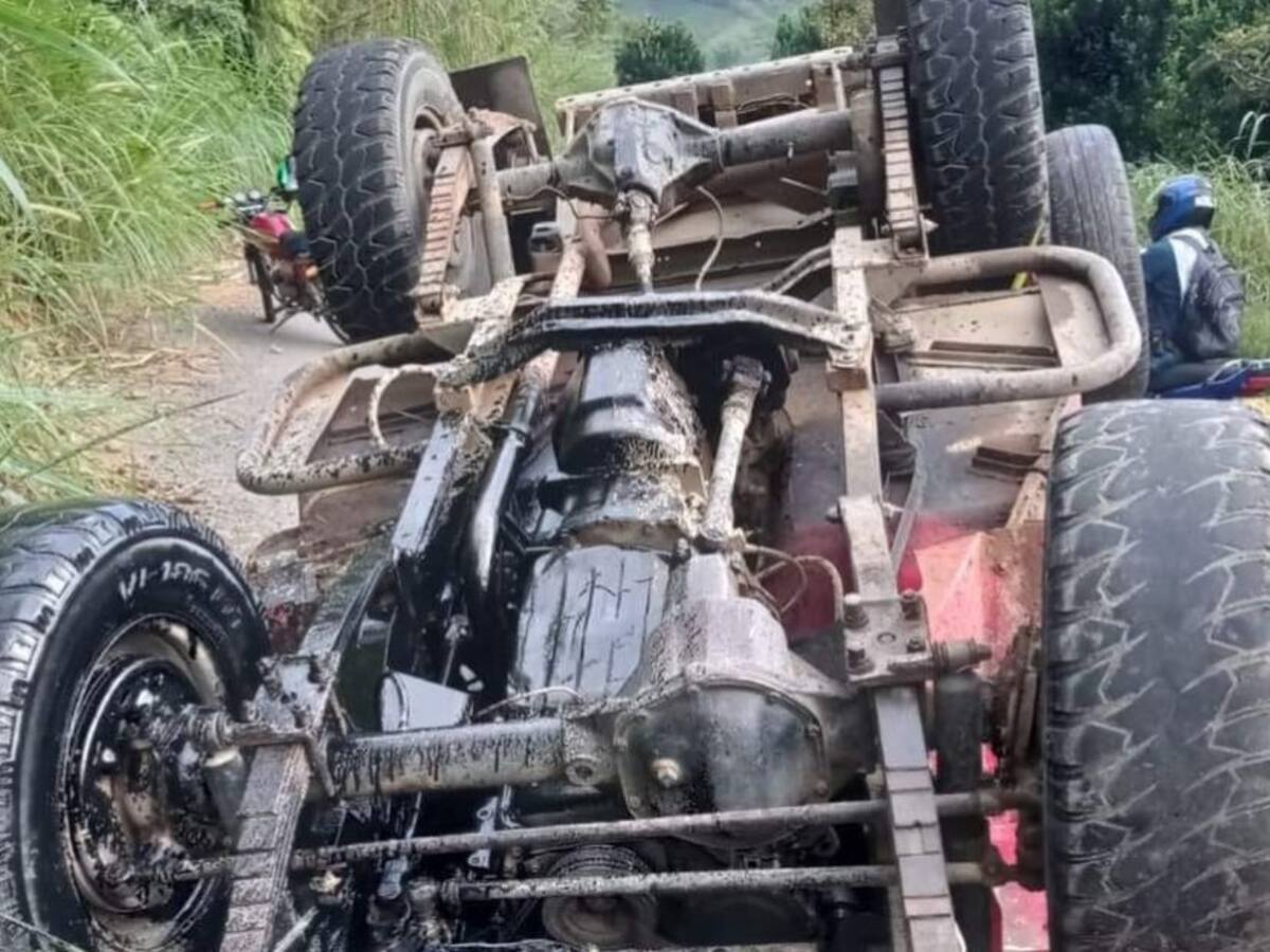Conductor de vehículo jeep resultó herido después de volcarse en Chinchiná