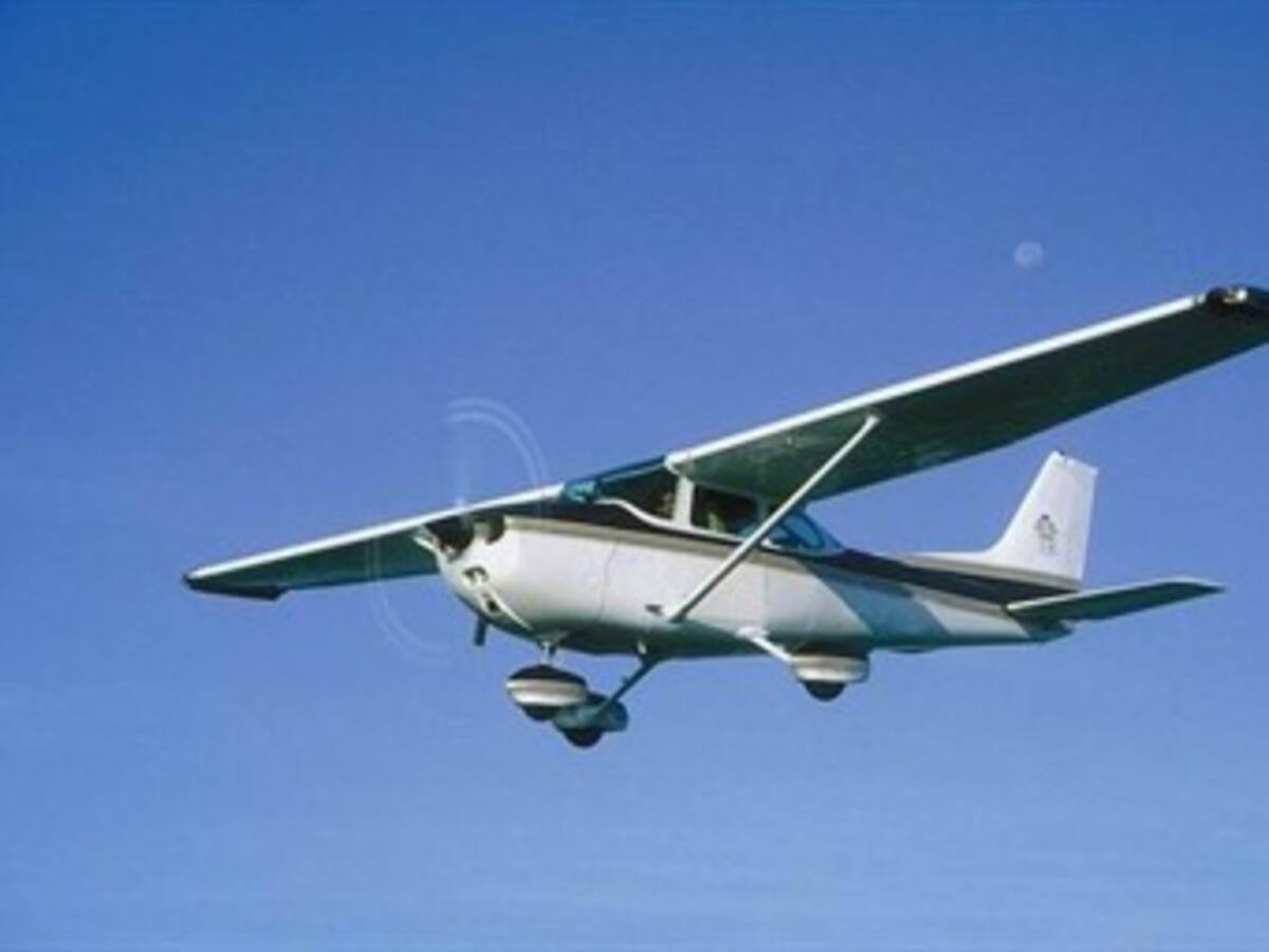 Un pasajero consigue aterrizar un avión después de que el piloto se desmayara