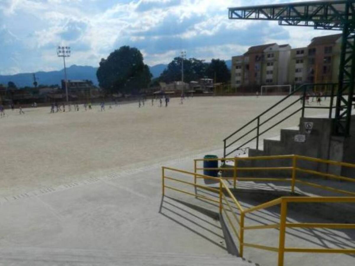 Ataque a bala en cancha de fútbol deja un menor muerto