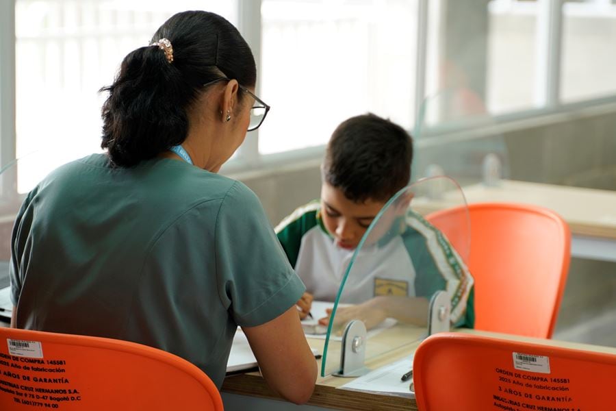 Avanza la dotación en instituciones educativas de Bello. Foto: Alcaldía de Bello.