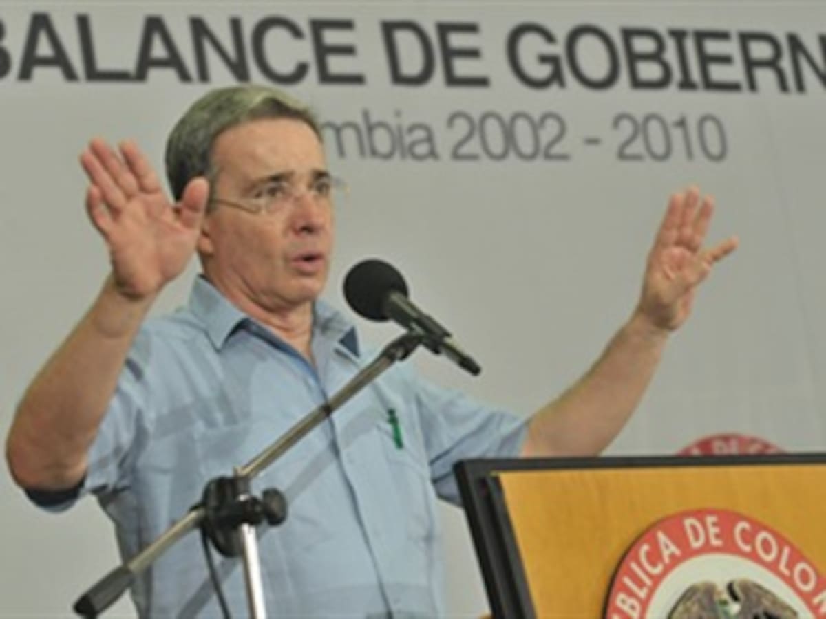 Mientras miembros de bandas tienen casa por cárcel, Aranguren está en prisión: Uribe