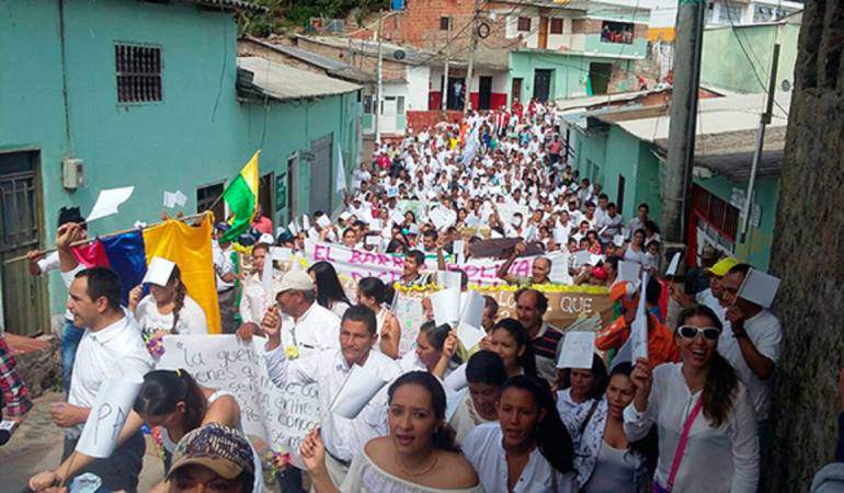 Población del Catatumbo marchando en contra de los ataques 