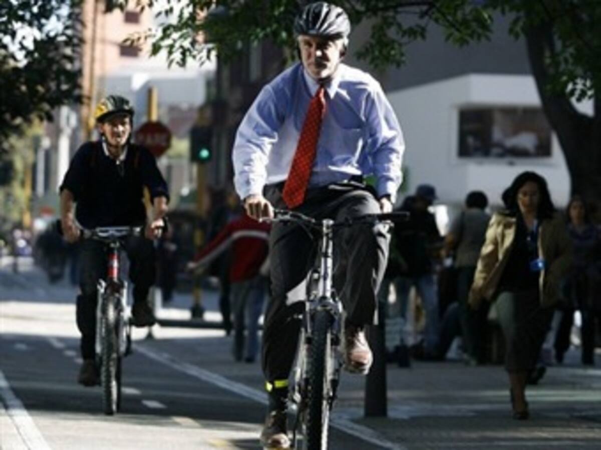 Enrique Peñalosa recibe premio mundial en medio ambiente