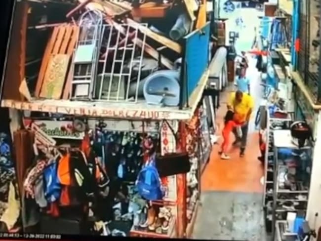 VIDEO: Menor fue agredida en el Mercado de las Pulgas