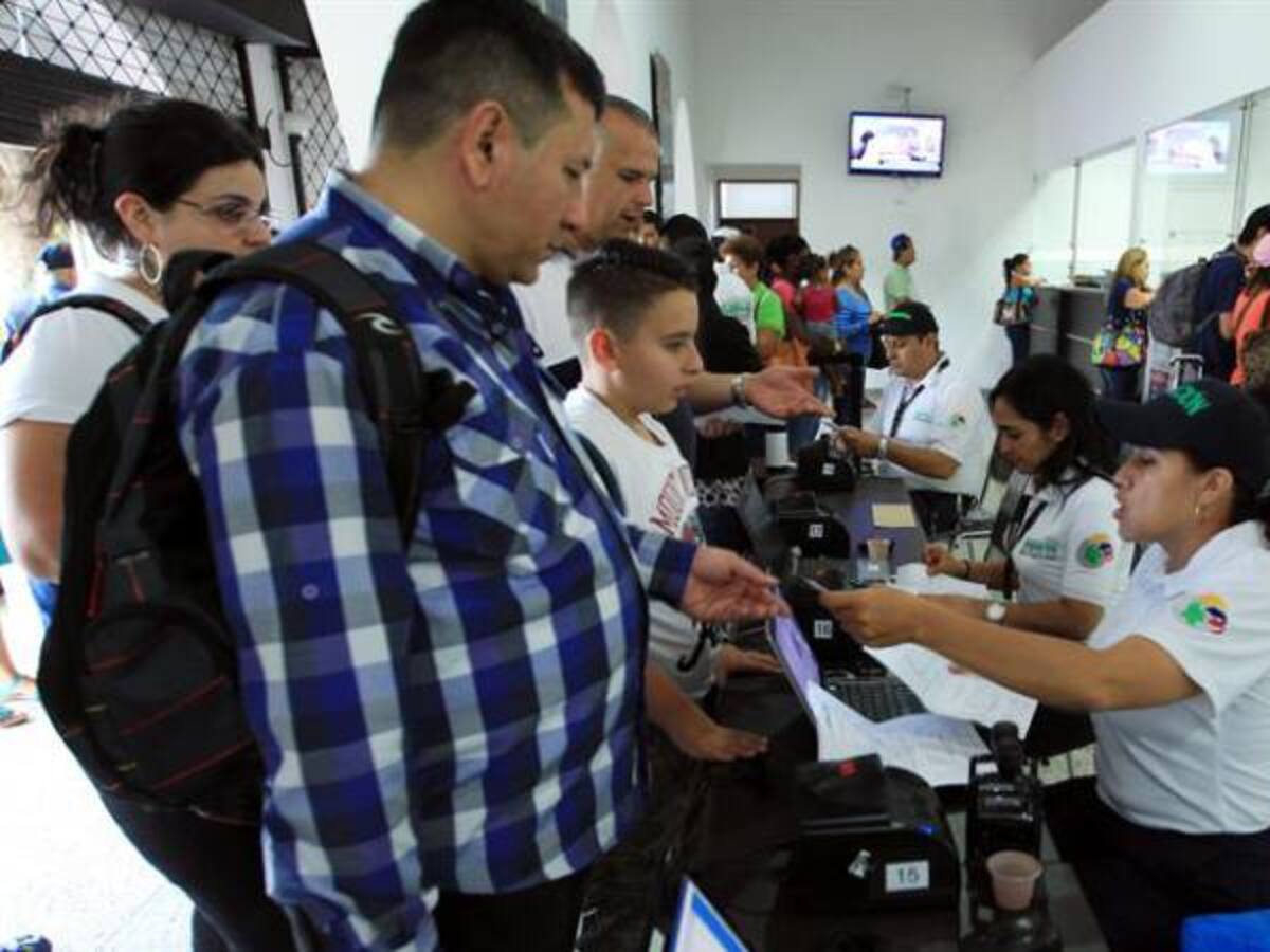 Tarjeta migratoria se convierte en “dolor de cabeza” durante reapertura fronteriza