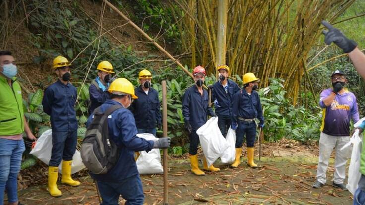 ¡Vuelve y juega! llena de basura estaba la quebrada El Macho