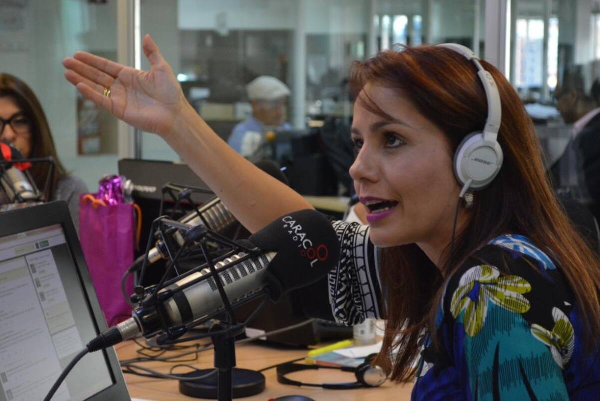 Tras dos décadas de estar inundando de humor a los colombianos, el admirado periodista se retira de La Luciérnaga, vea como desarrolla su último programa.