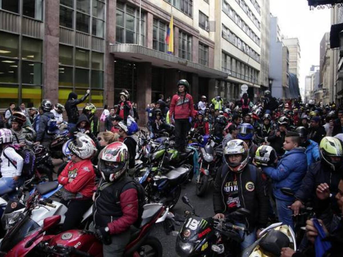 Estudian extender restricción de parrillero en moto en Bogotá
