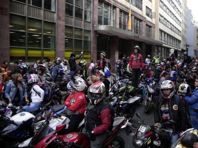 Estudian extender restricción de parrillero en moto en Bogotá