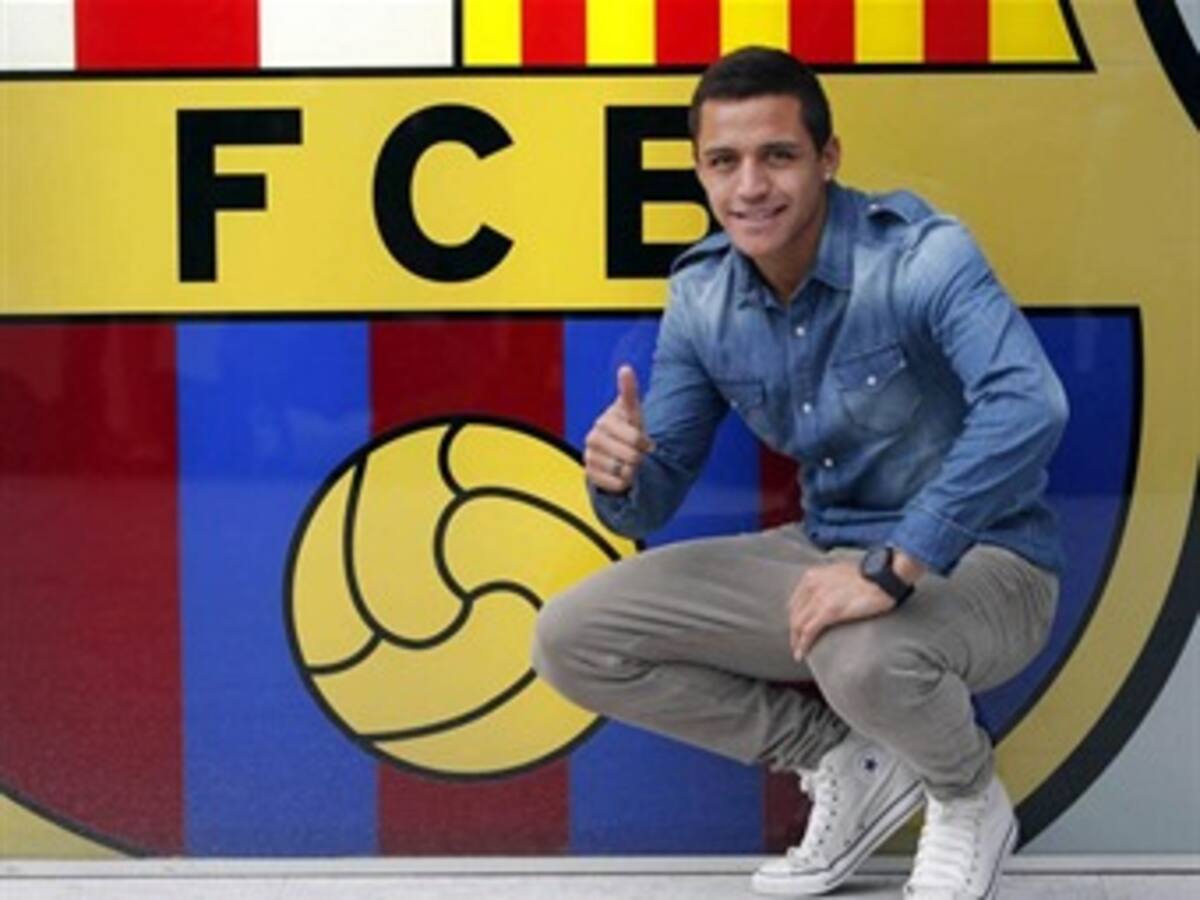 Alexis Sánchez llegó a Barcelona en medio de festejos de sus compatriotas