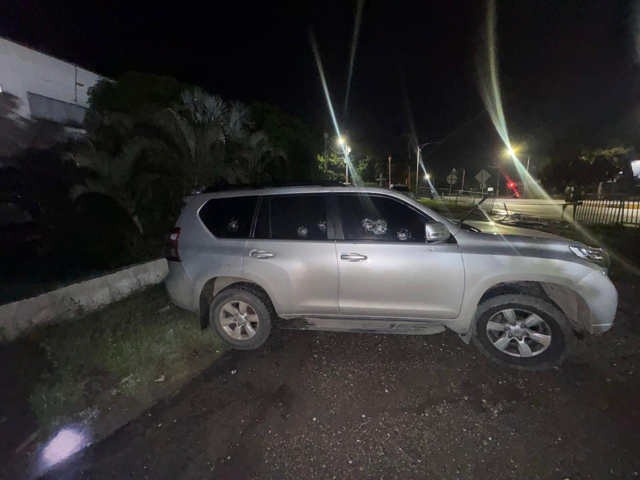 Así quedó la camioneta de la SAE luego del atentado a bala. Foto: cortesía.