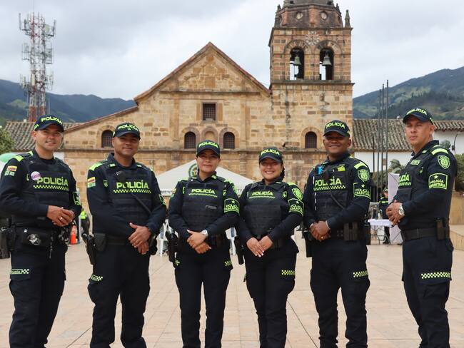 Más de 400 hombres de la policía están acompañando a los feligreses en iglesias y monumentos