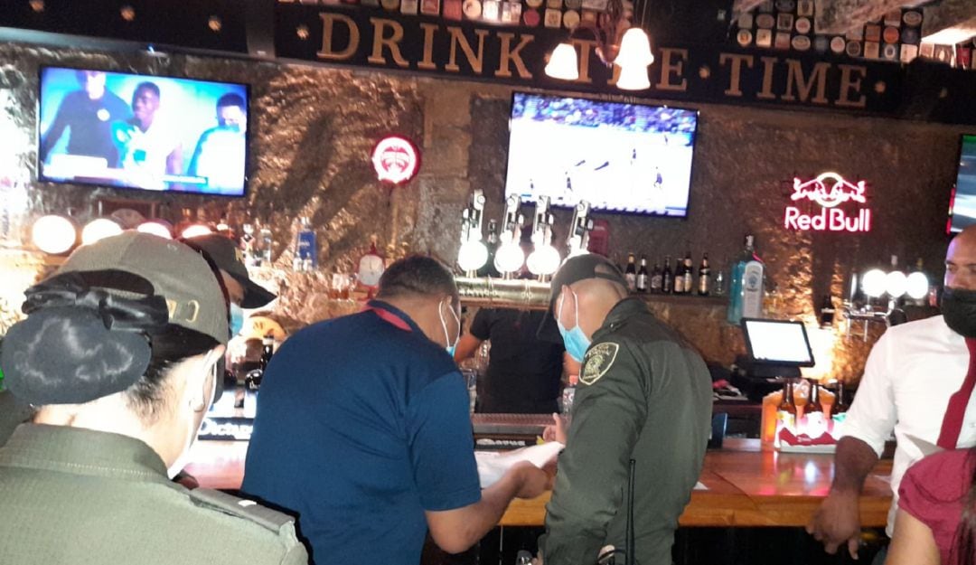 El negocio The Clock Pub en la Plaza de Los Coches fue sellado y sancionado con cinco días de suspensión por no tener documentos al día