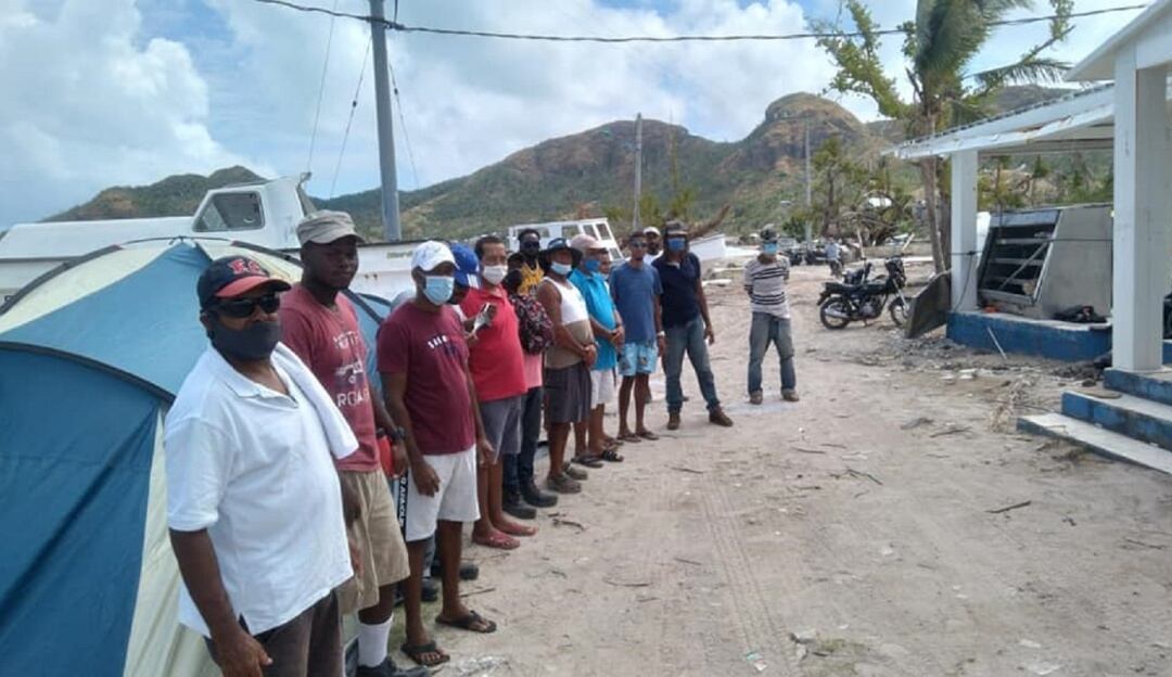 Pescadores pidiendo desistir de la construcción