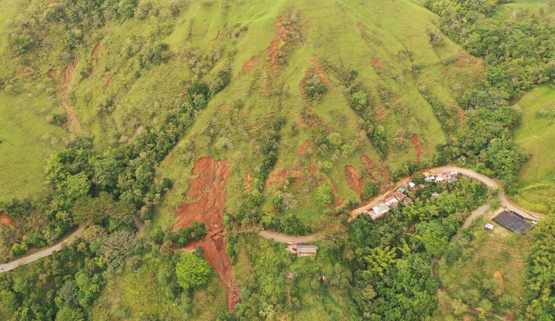 Imagen tomada con drone que evidencia las grietas en la montaña