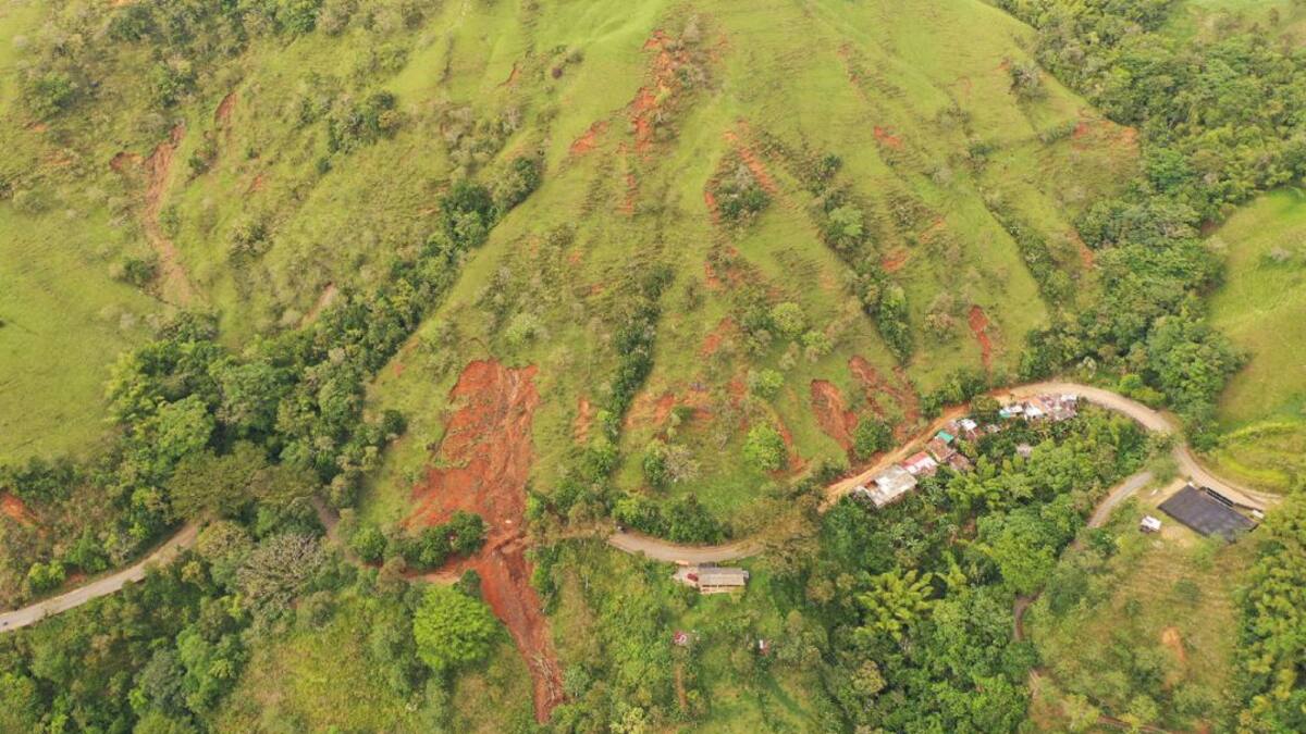 Con sobrevuelo de la montaña evidencian grietas que representan riesgo