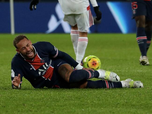 Entre lágrimas, Neymar se retiró en camilla por una lesión de tobillo