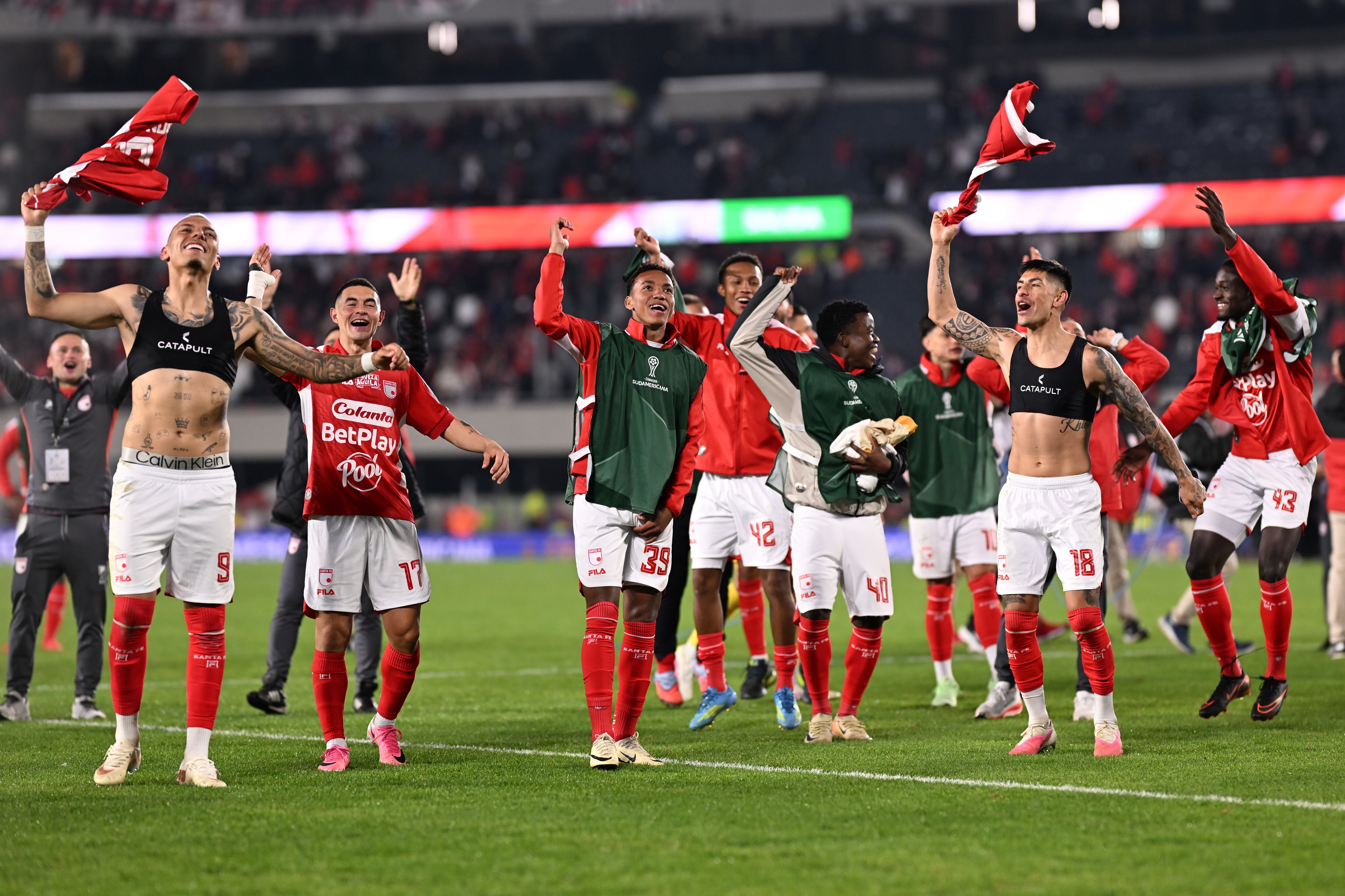 Los jugadores de Santa Fe celebran la clasificación a los cuartos de final de la Copa Sudamericana. (Photo by Rodrigo Valle/Getty Images)
