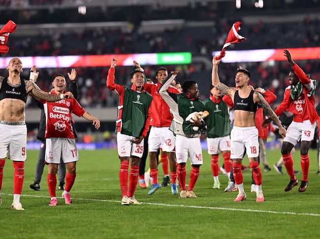 Los jugadores de Santa Fe celebran la clasificación a los cuartos de final de la Copa Sudamericana. (Photo by Rodrigo Valle/Getty Images)