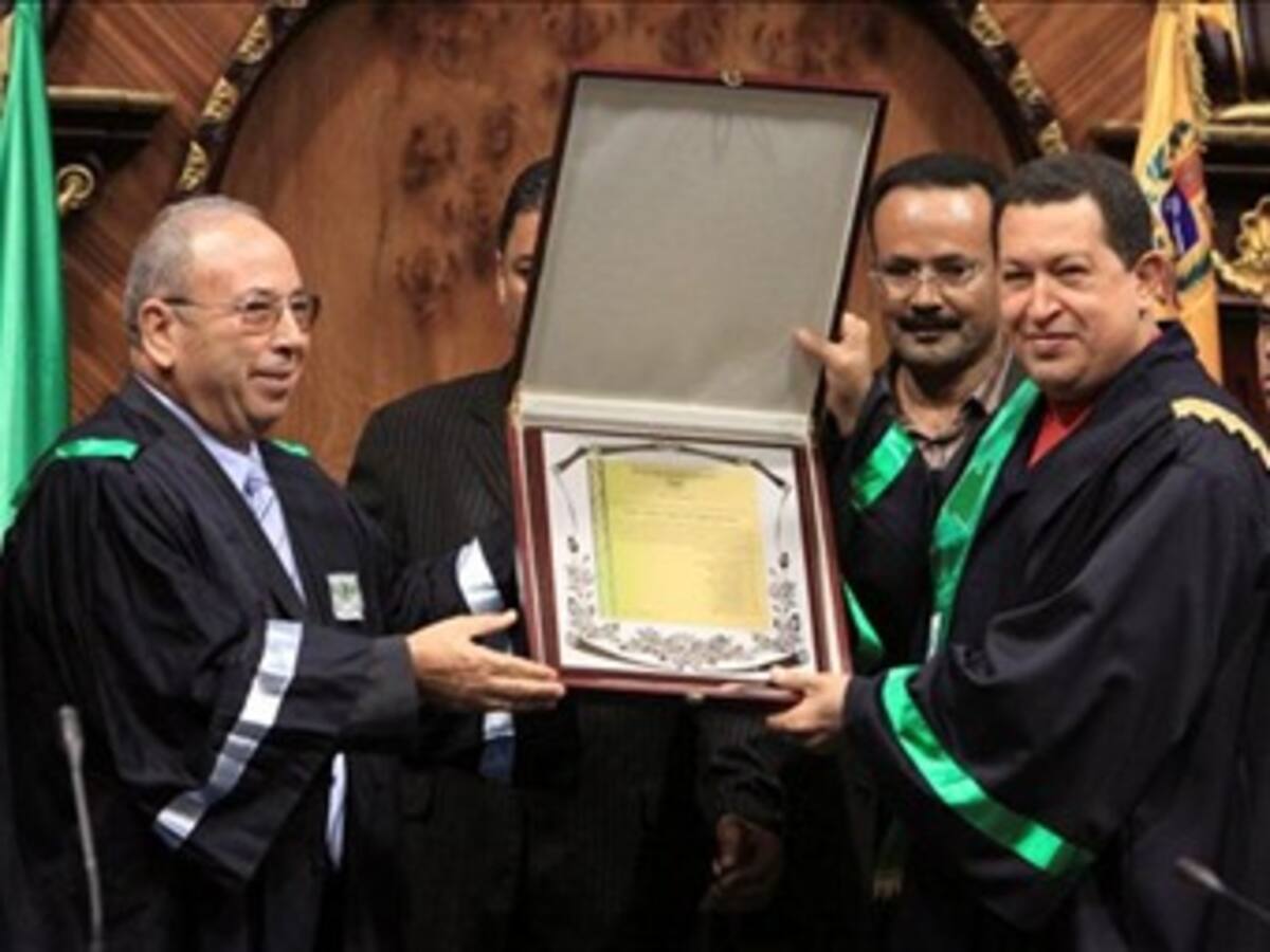 Chávez investido doctor 'honoris causa' por la Universidad de Trípoli