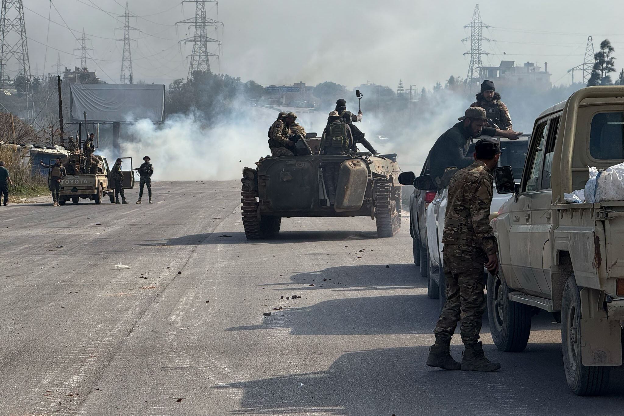JABLEH (SIRIA), 07/03/2025.- Las nuevas autoridades de Siria extendieron este viernes los toques de queda en las provincias costeras de Latakia y Tartús hasta la mañana del sábado, en medio del repunte de la violencia entre las fuerzas de seguridad y combatientes leales al antiguo régimen que ha dejado más de 70 muertos. EFE/Yahya Nemah