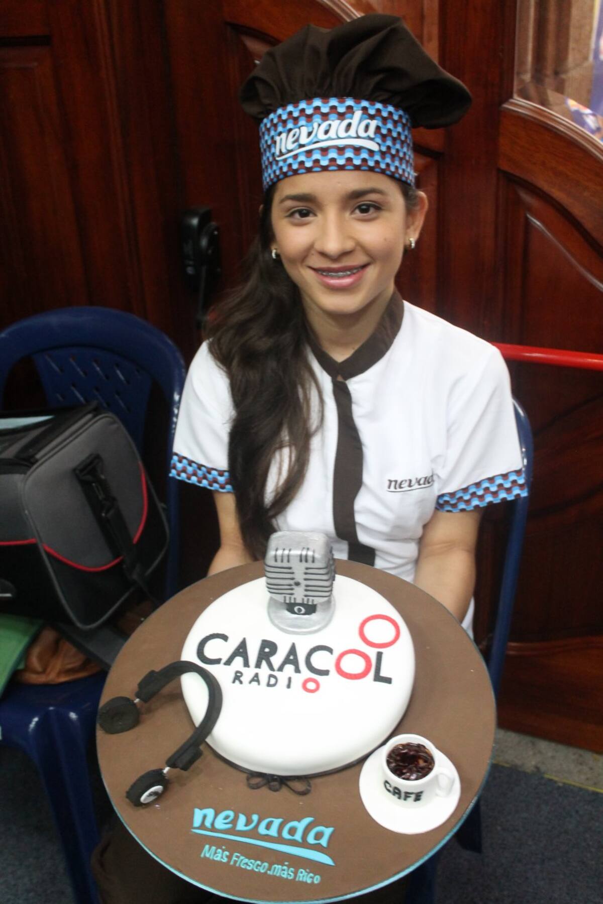 Llevan un poque con decoración de Caracol Radio al equipo de 6Am Hoy por Hoy.