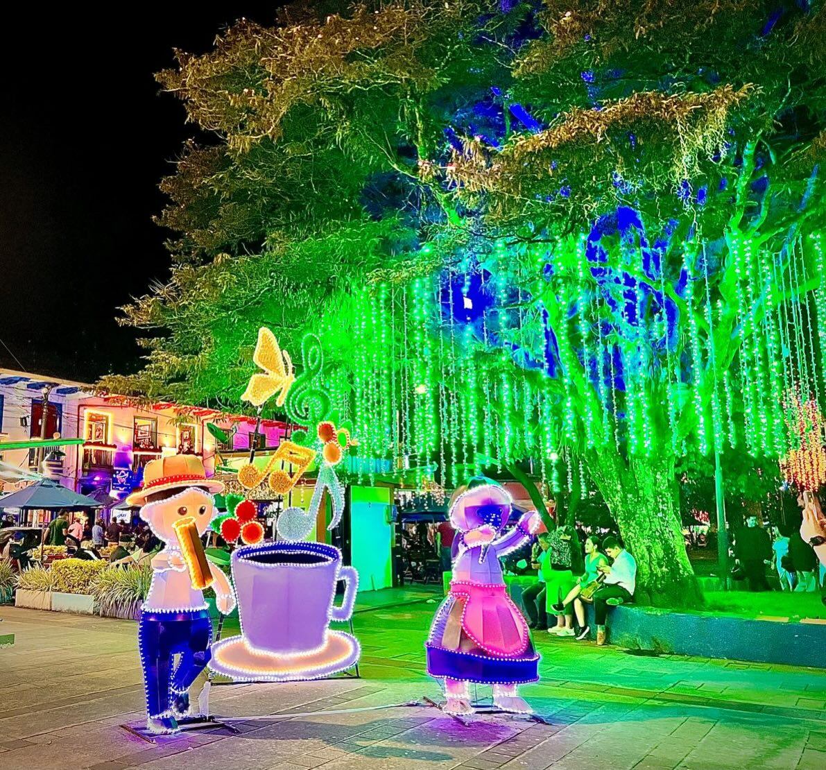 Parque principal del municipio de Circasia, Quindío con alumbrado navideño. Foto: Cortesía Alcaldía de Circasia
