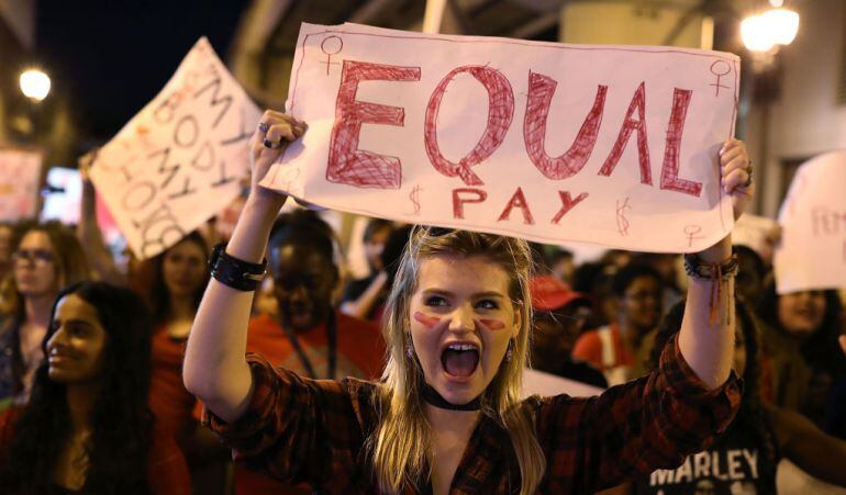 Una mujer pidiendo pago igualitario en una marcha del Día de la Mujer.